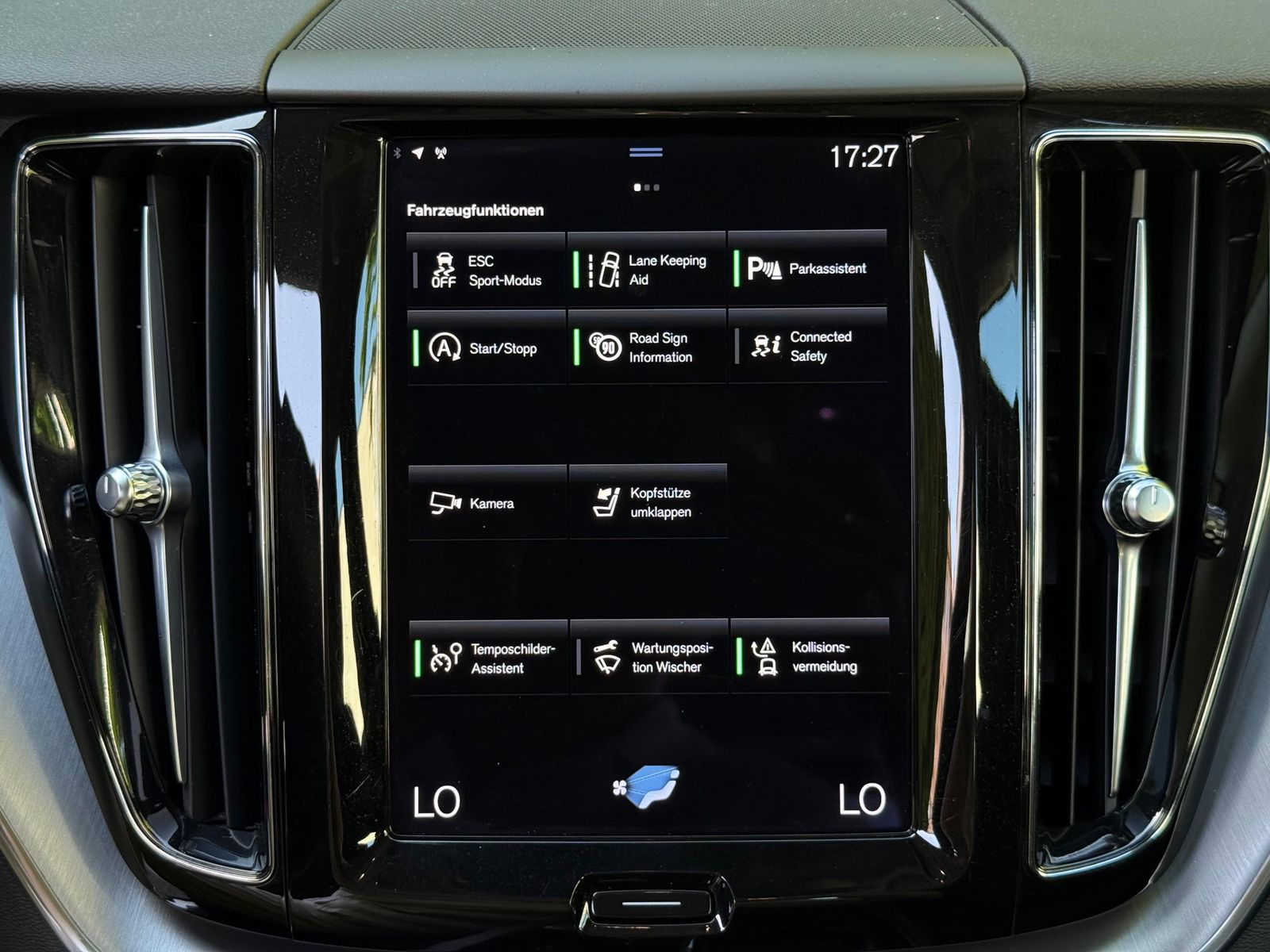 Fahrzeugabbildung Volvo XC60 Momentum Pro 2WD LED+NAVI+AHK+KAM+PARK+DAB+