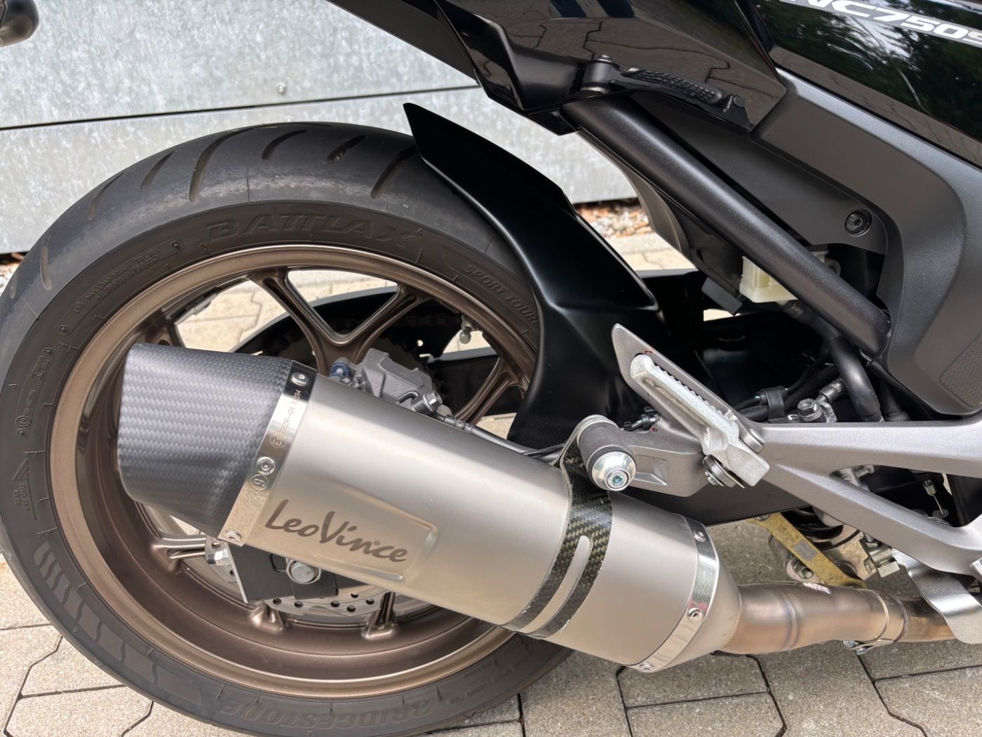 Fahrzeugabbildung Honda NC 750 S ABS mit Tieferlegung Leo Vince Auspuff