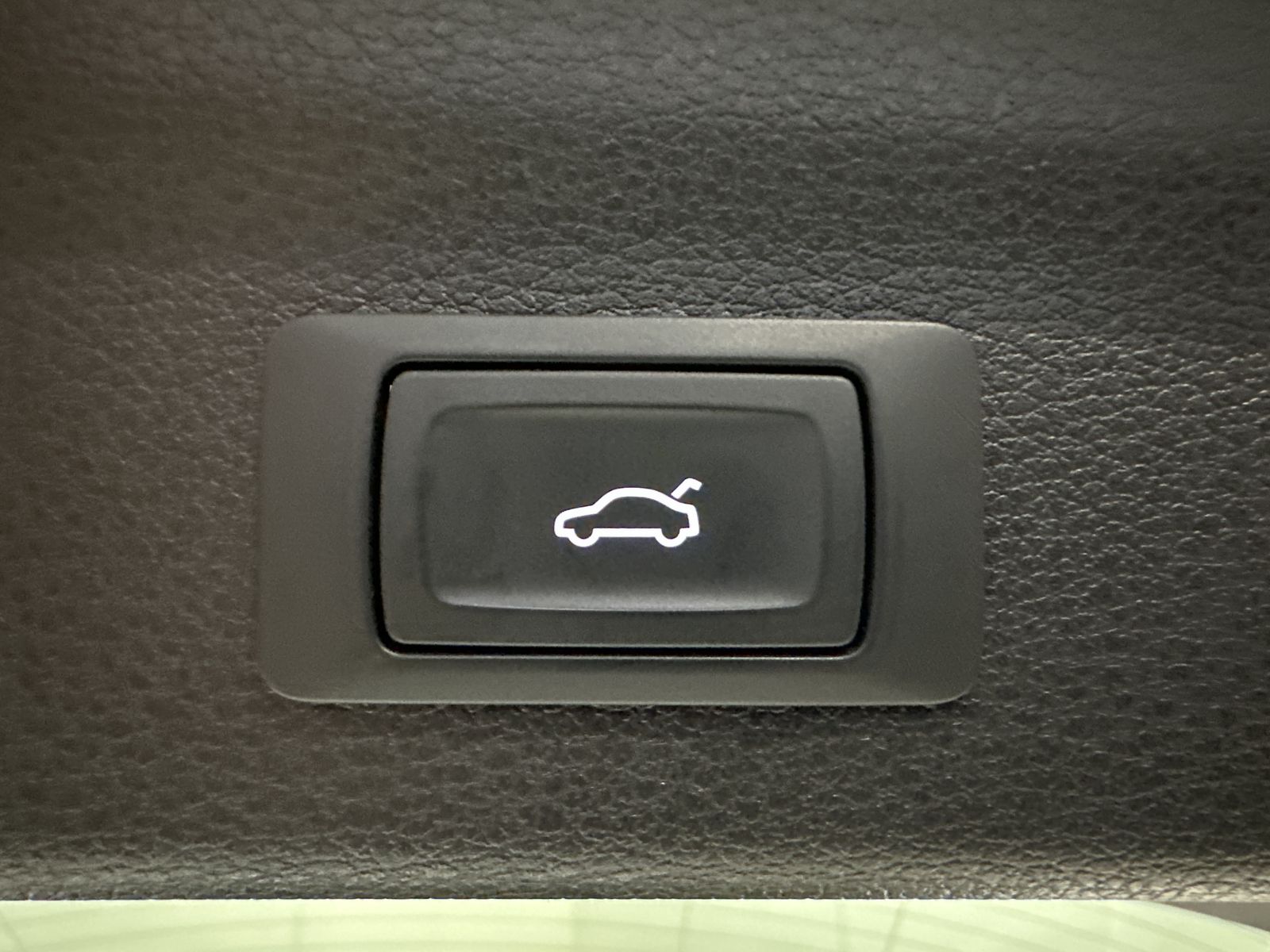 Fahrzeugabbildung Audi Q3 45 TFSI e S-Line NAV+LED+VCOCK+DAB+SHZ+1HD+PP