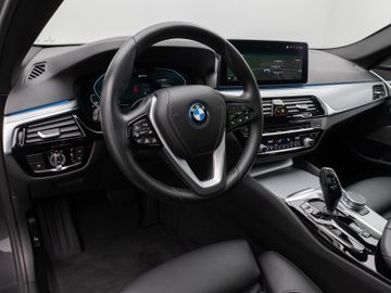 Fahrzeugabbildung BMW 530e Panorama Kamera Laser HUD DAB H/K ACC AHK