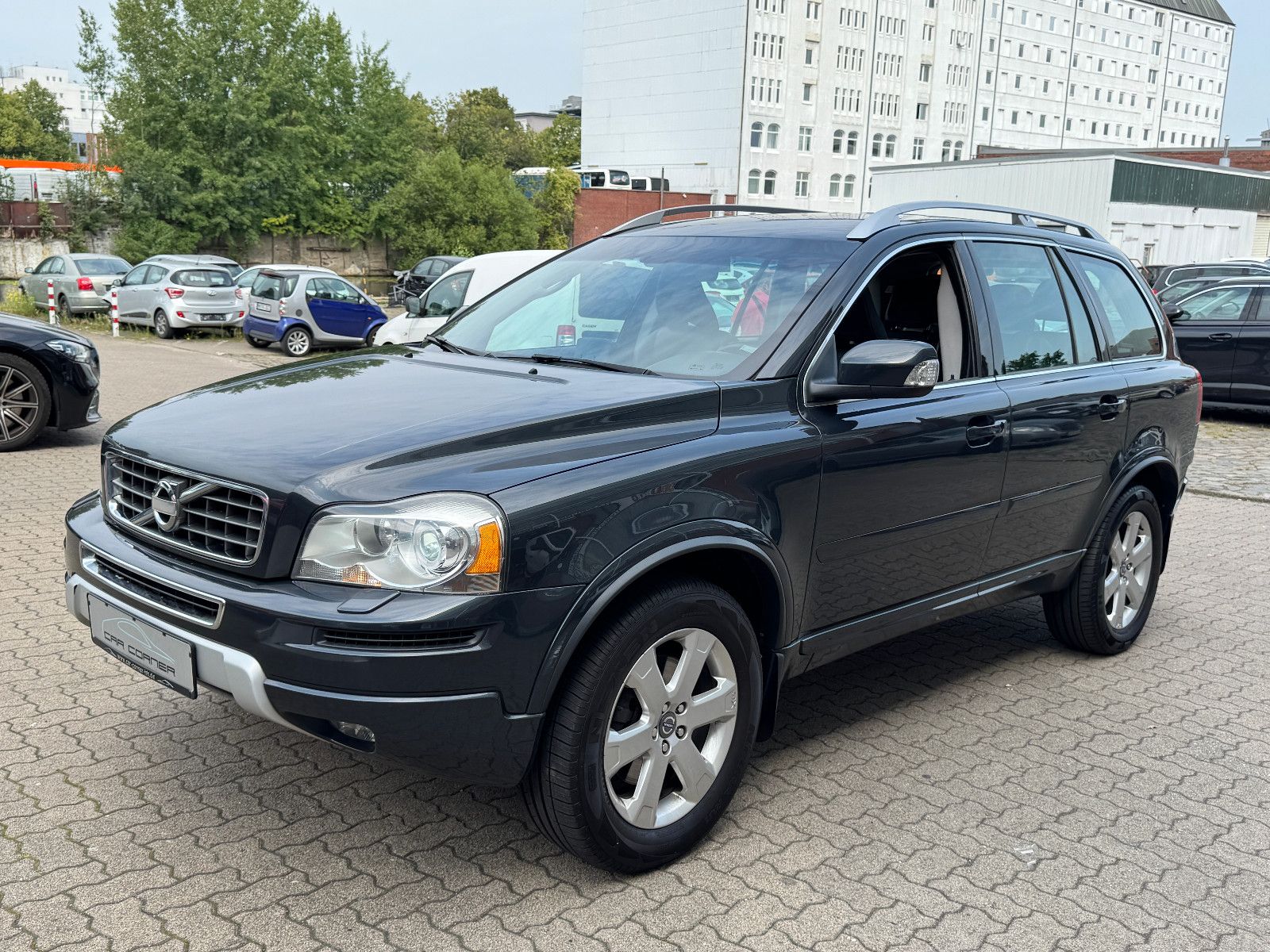Fahrzeugabbildung Volvo XC90 2.4 D5 AWD GEARTRONIC 7-SITZER VOLL TÜV NEU