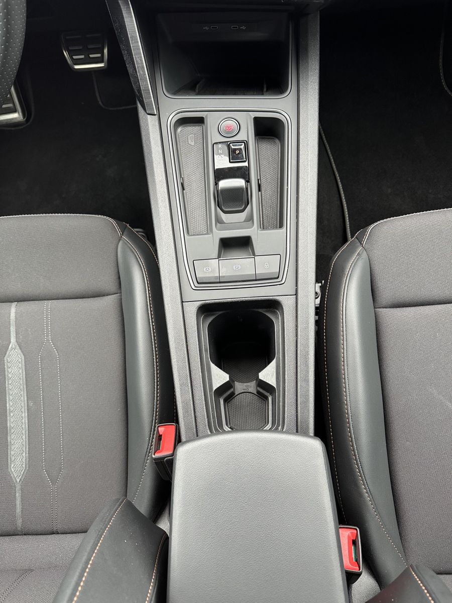 Fahrzeugabbildung CUPRA Leon SpT VZ e-Hybrid NAV+LED+AHK+KESSY+VISIONPL