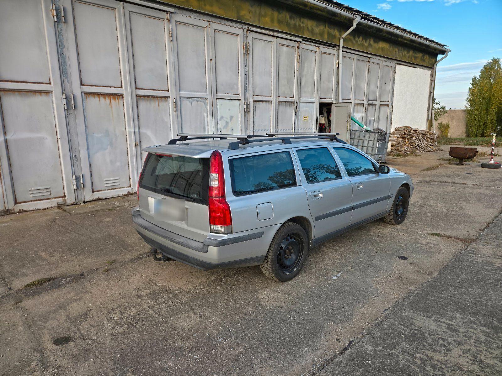 Volvo V70 2004 — rear view