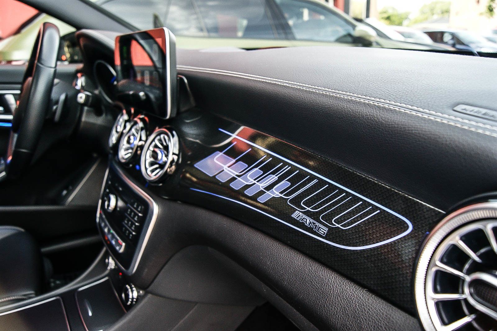 Fahrzeugabbildung Mercedes-Benz CLA 180 7G-DCT Urban Style Edition AMG PANORAMA