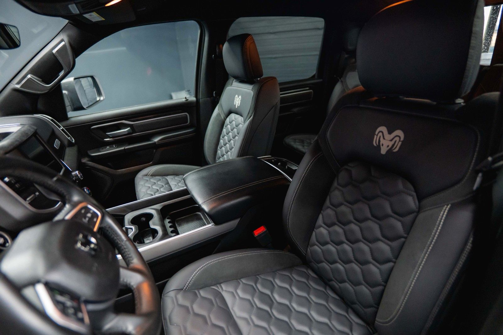 Fahrzeugabbildung Dodge RAM 5.7 V8 HEMI 4x4 Offroad Night-Paket LED 19%