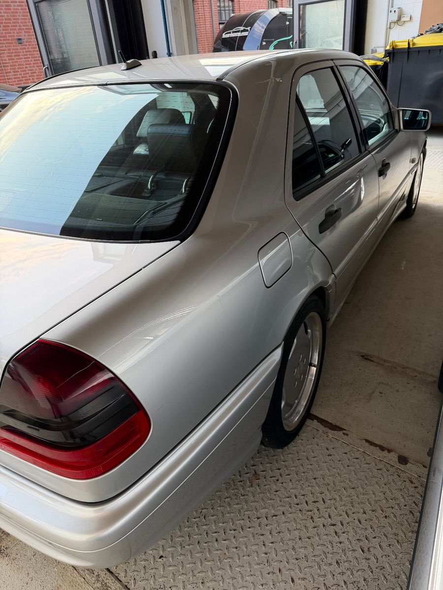 Fahrzeugabbildung Mercedes-Benz C 43 AMG mit Designo, orig. Navi ASP30