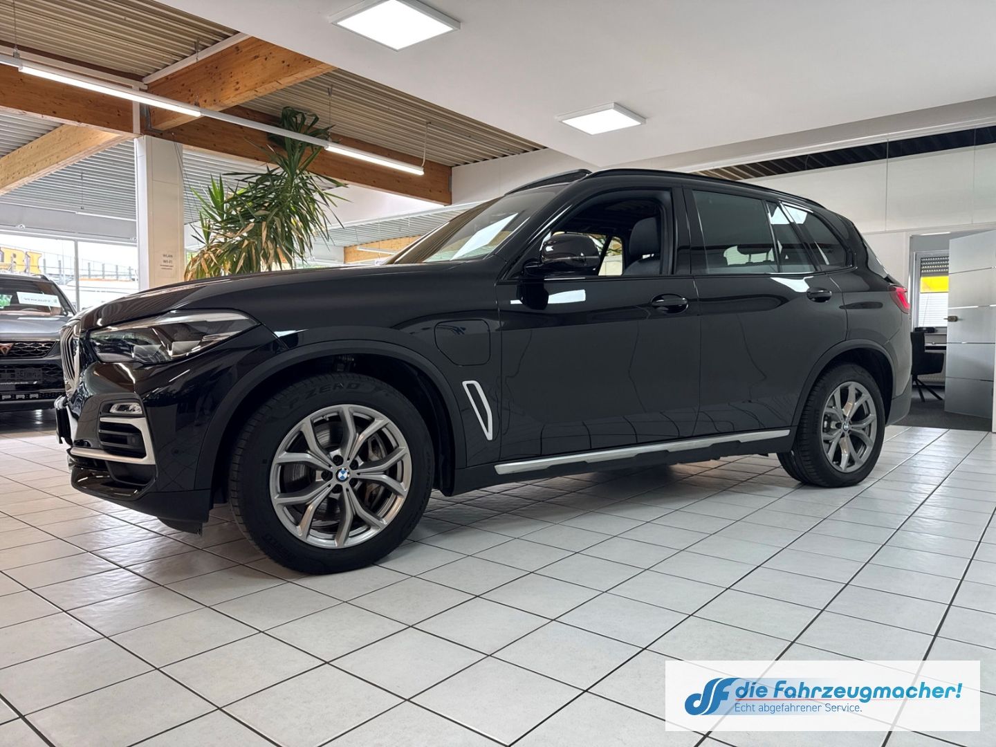 Fahrzeugabbildung BMW X5 xDrive 45 e xLine Park-Assistent Luftfederung