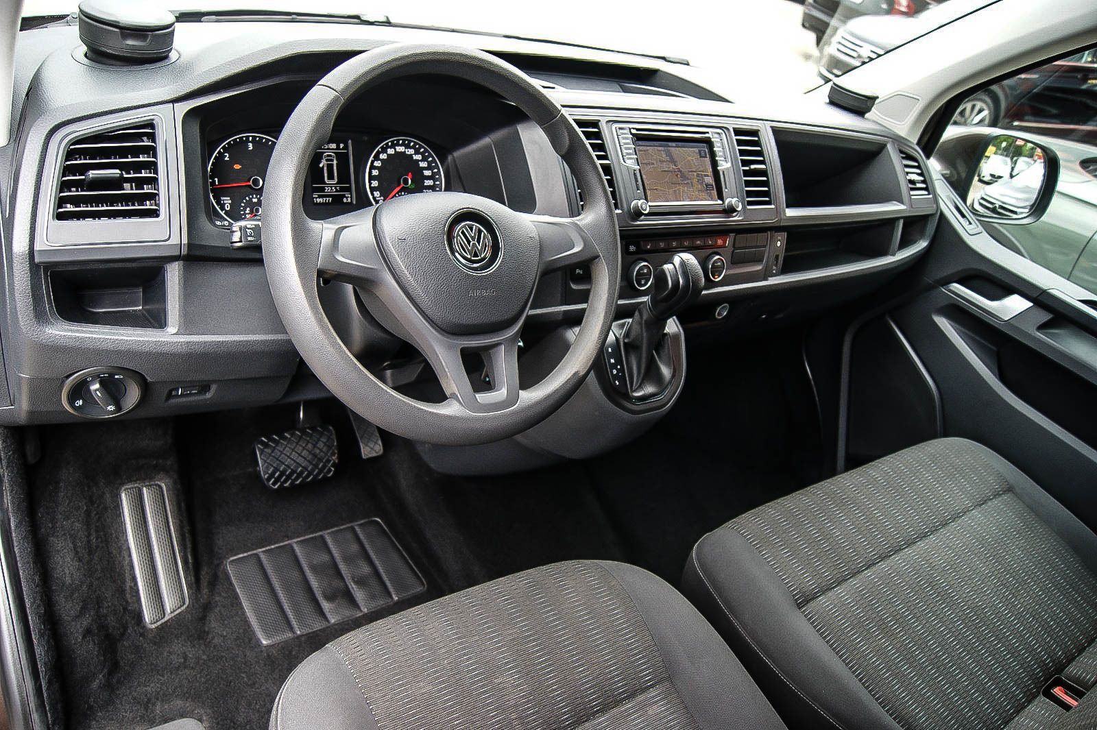 Fahrzeugabbildung Volkswagen T6 Caravelle lang 2.0 TDI DSG 9-Sitze NAVI XENON