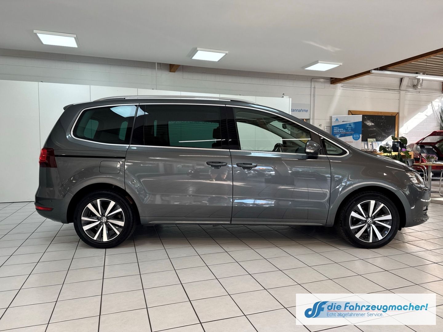 Fahrzeugabbildung Volkswagen Sharan Highline BMT Start-Stopp Sportpaket Stand