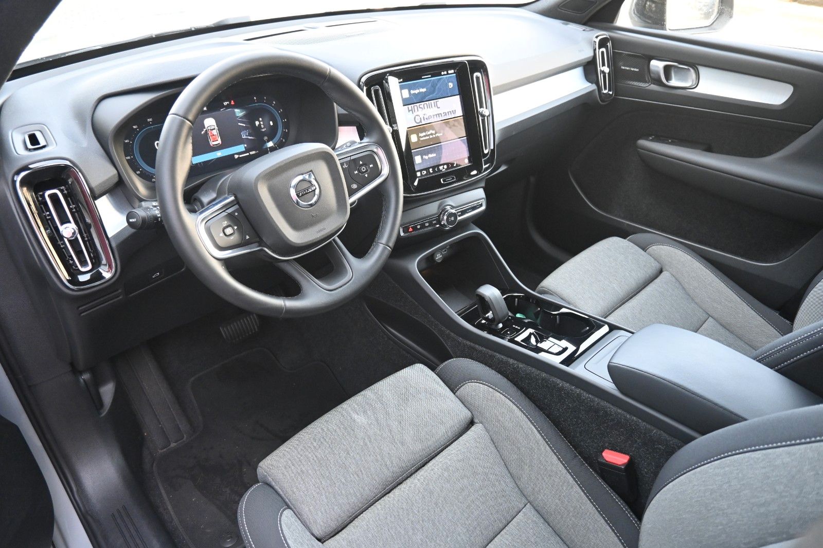 Fahrzeugabbildung Volvo XC40 B3 DKG Plus Dark*FSHZG*360°*ACC