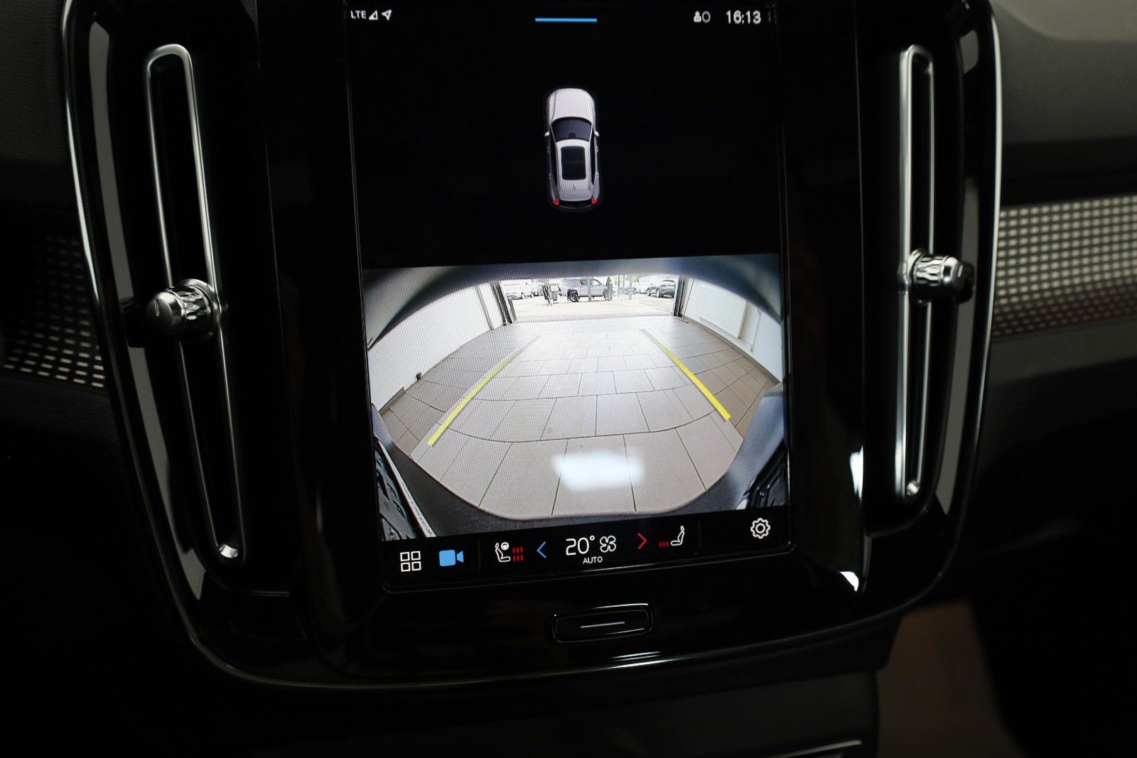 Fahrzeugabbildung Volvo XC40 Pro 78KWH AWD Leder,Navi,PanDach,Autopilot
