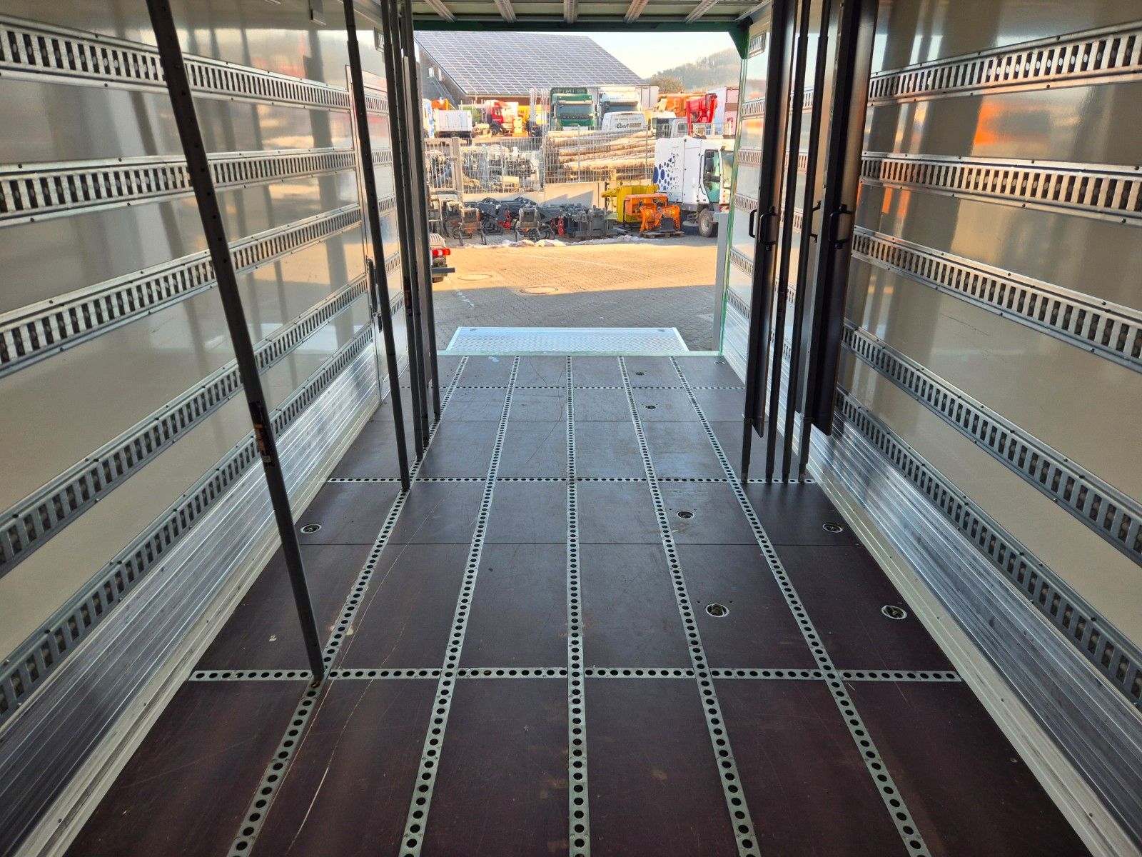 Fahrzeugabbildung Mercedes-Benz Atego 1223 L LBW 2.000kg Tür Spoiler Klima