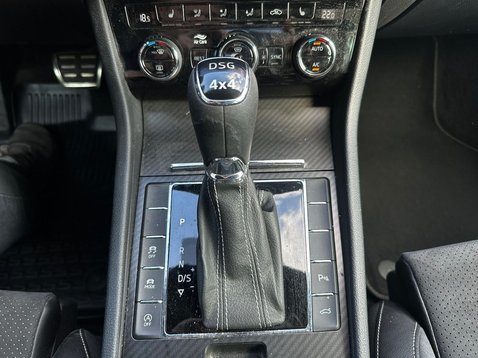 Fahrzeugabbildung SKODA Superb Combi Sportline 4x4
