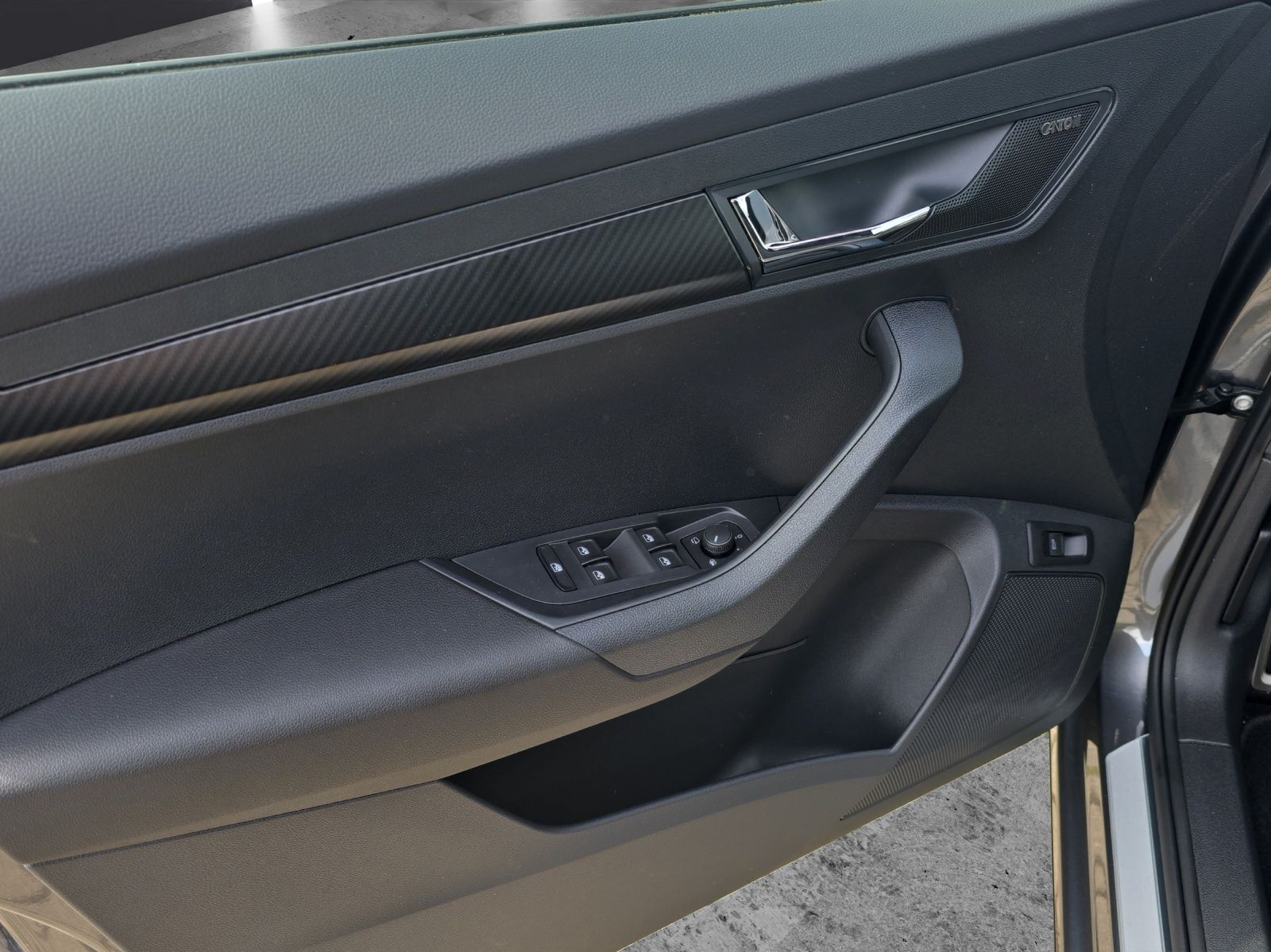 Fahrzeugabbildung SKODA Karoq Sportline 1.5 TSI DSG AHZ MATRIX NAVI ACC