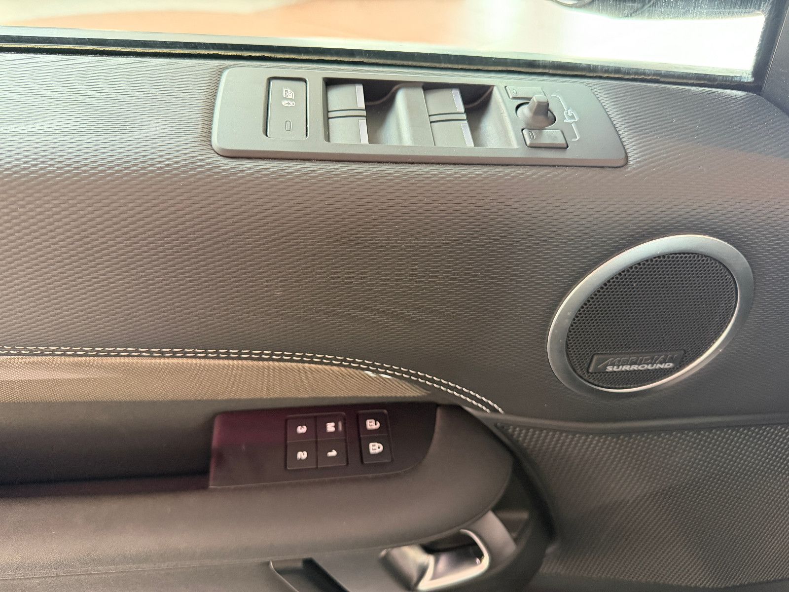 Fahrzeugabbildung Land Rover Discovery 5 R-Dynamic SE AWD/7-SITZER/360''KAM