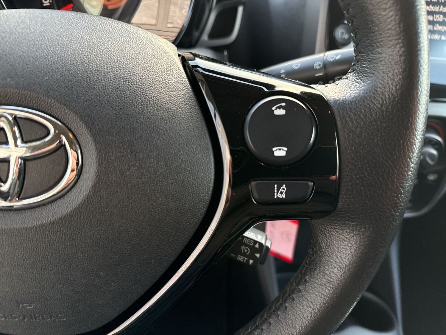 Fahrzeugabbildung Toyota Aygo X-Play Team D Apple CarPlay Android Auto Al