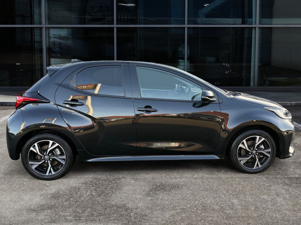 Fahrzeugabbildung Toyota Yaris Hybrid 116 1.5 VVT-i Teamplayer