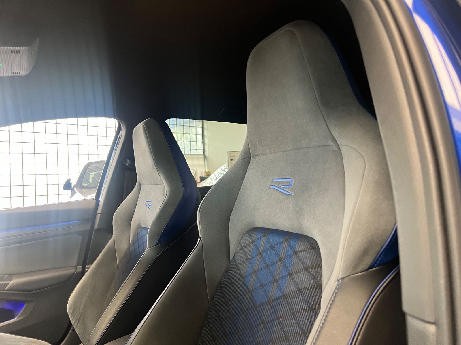 Fahrzeugabbildung Volkswagen Golf VIII Lim. R 4Motion *LAPIZ BLUE*KAMERA*IQ*