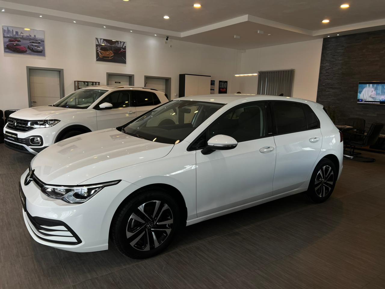 Volkswagen Golf 8 2.0TDI*DSG*NAV*MATR*DIGI*STHZ*ACC*DAB*1HA