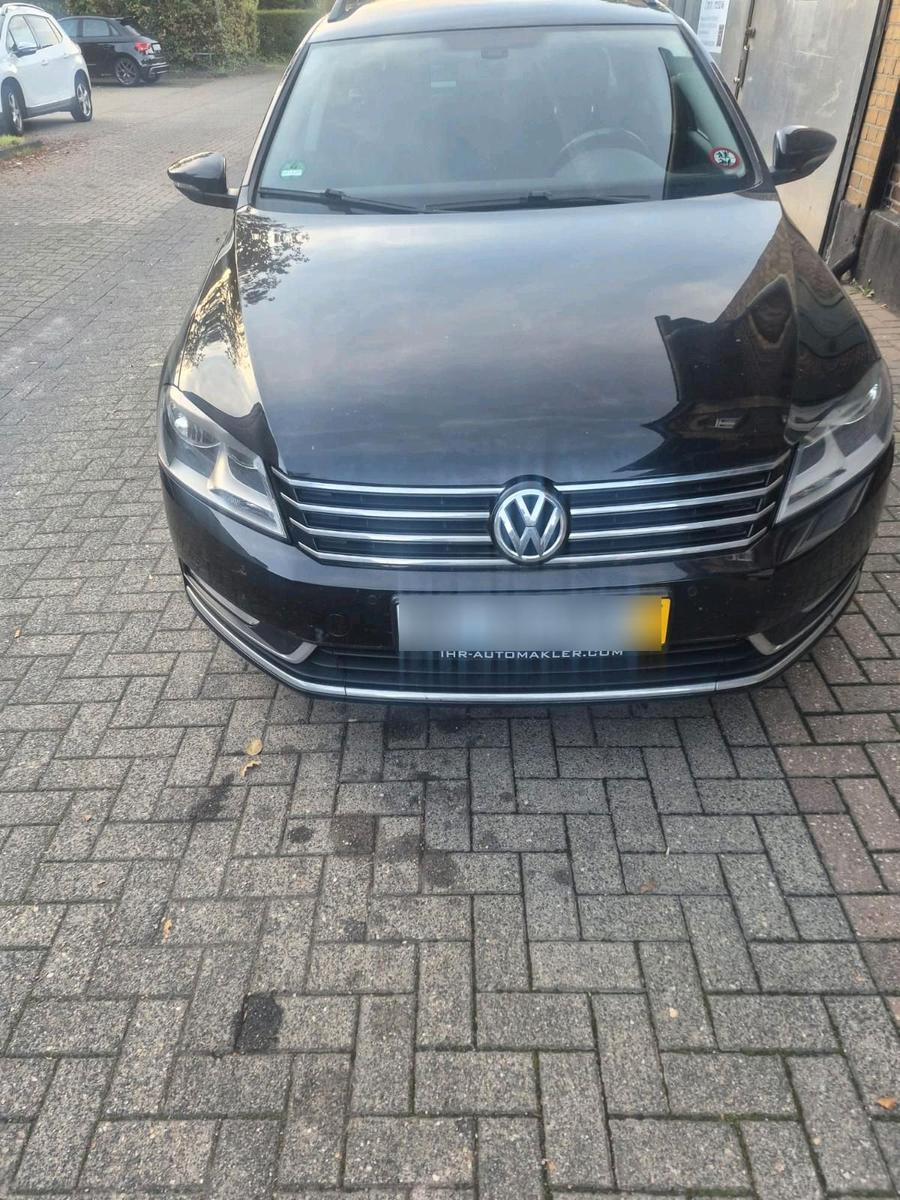 Volkswagen Passat 2014 — rear view