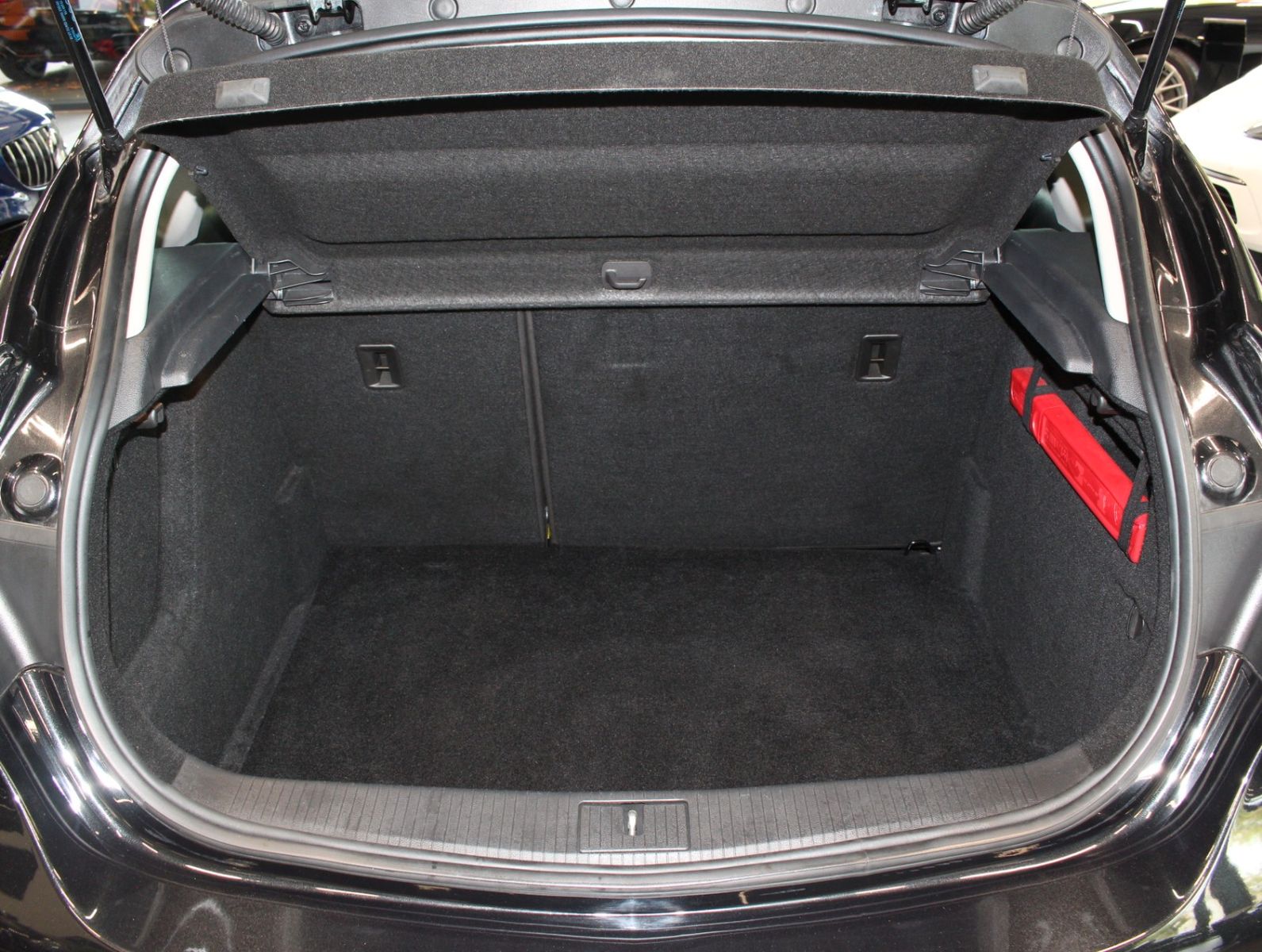 Fahrzeugabbildung Opel Astra 1.6 Edition Sport*Navi*Bi-Xenon*PDC