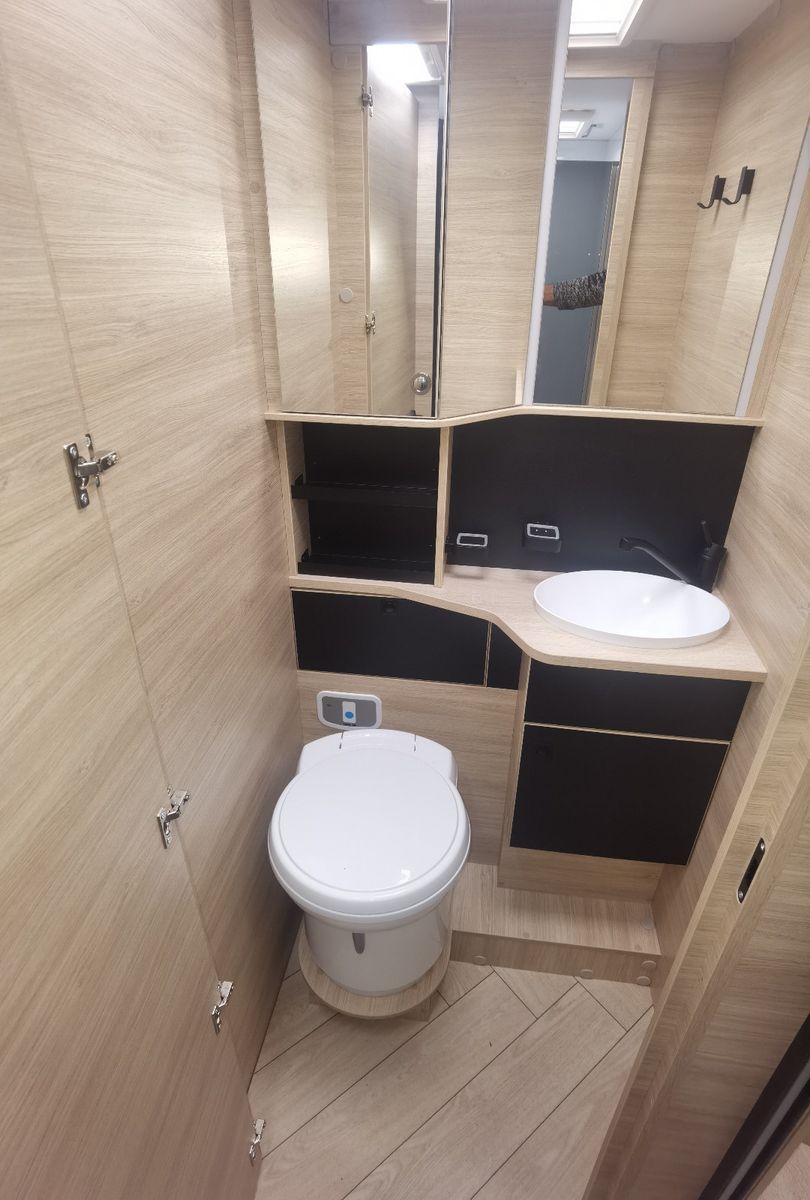 Fahrzeugabbildung Challenger 317 Graphite Edition m. Hubbett