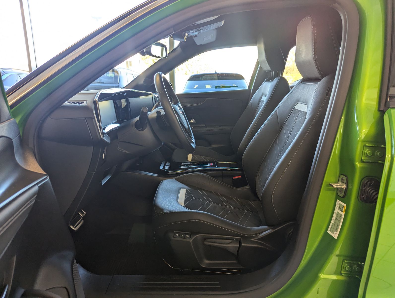 Fahrzeugabbildung Opel Mokka 1.2 Ultimate Aut. Winter-Paket Kamera ACC