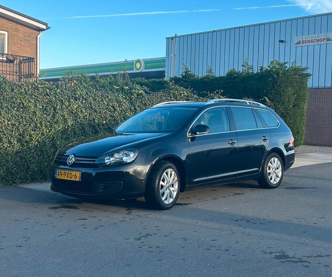 Volkswagen Golf 2011 — rear view