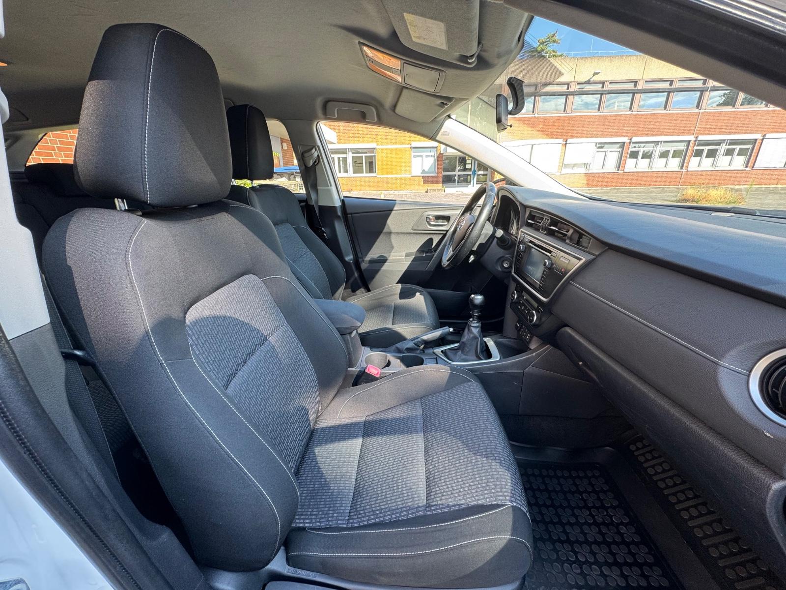 Toyota Auris 2015 — photo 12