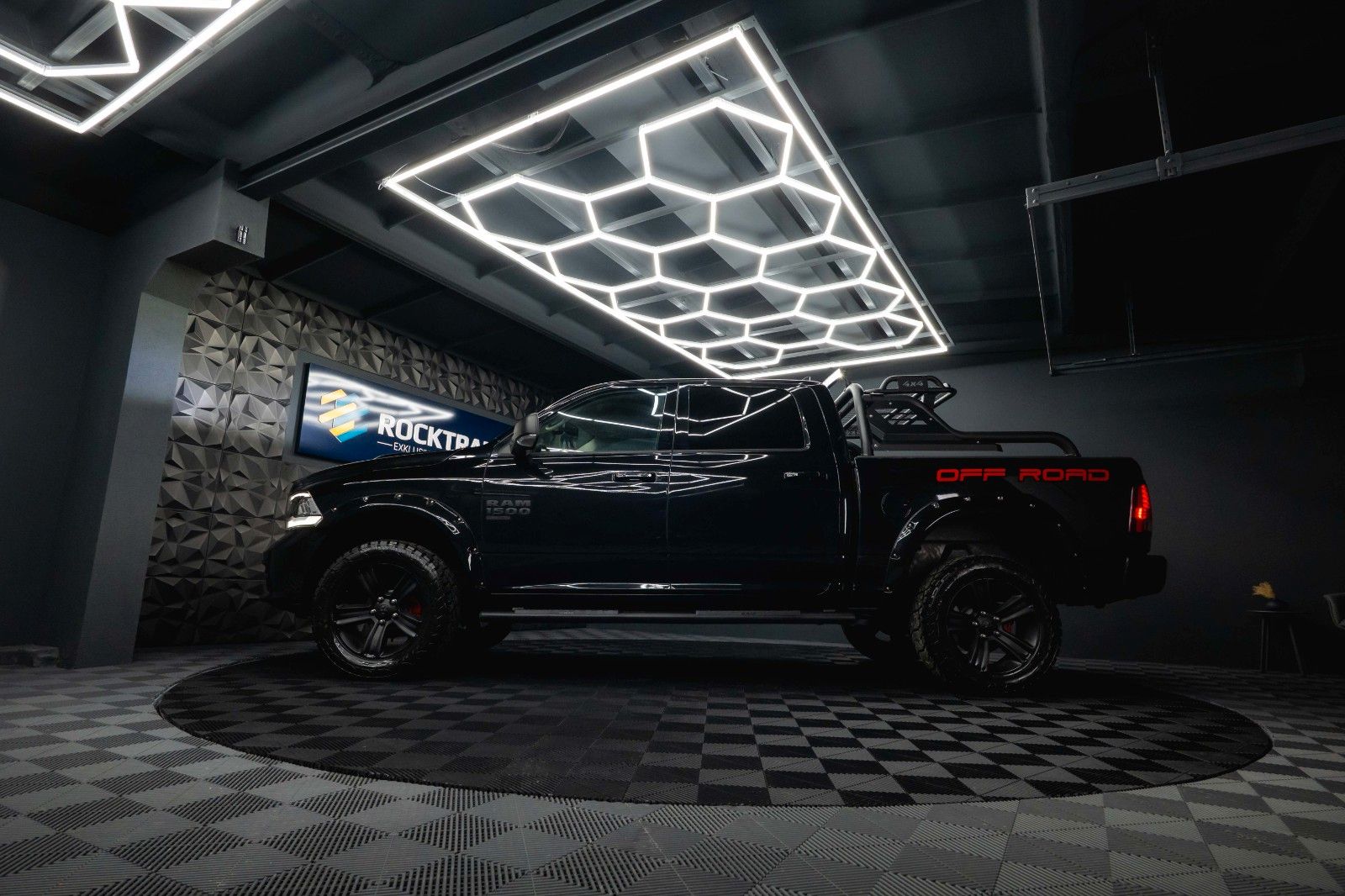 Fahrzeugabbildung Dodge RAM 3.6 V6 4x4 OFFROAD BLACK EDITION *LED*6Sitze