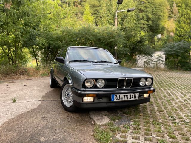 BMW E30 318i Bj 1986 Cosmoblau Metallic