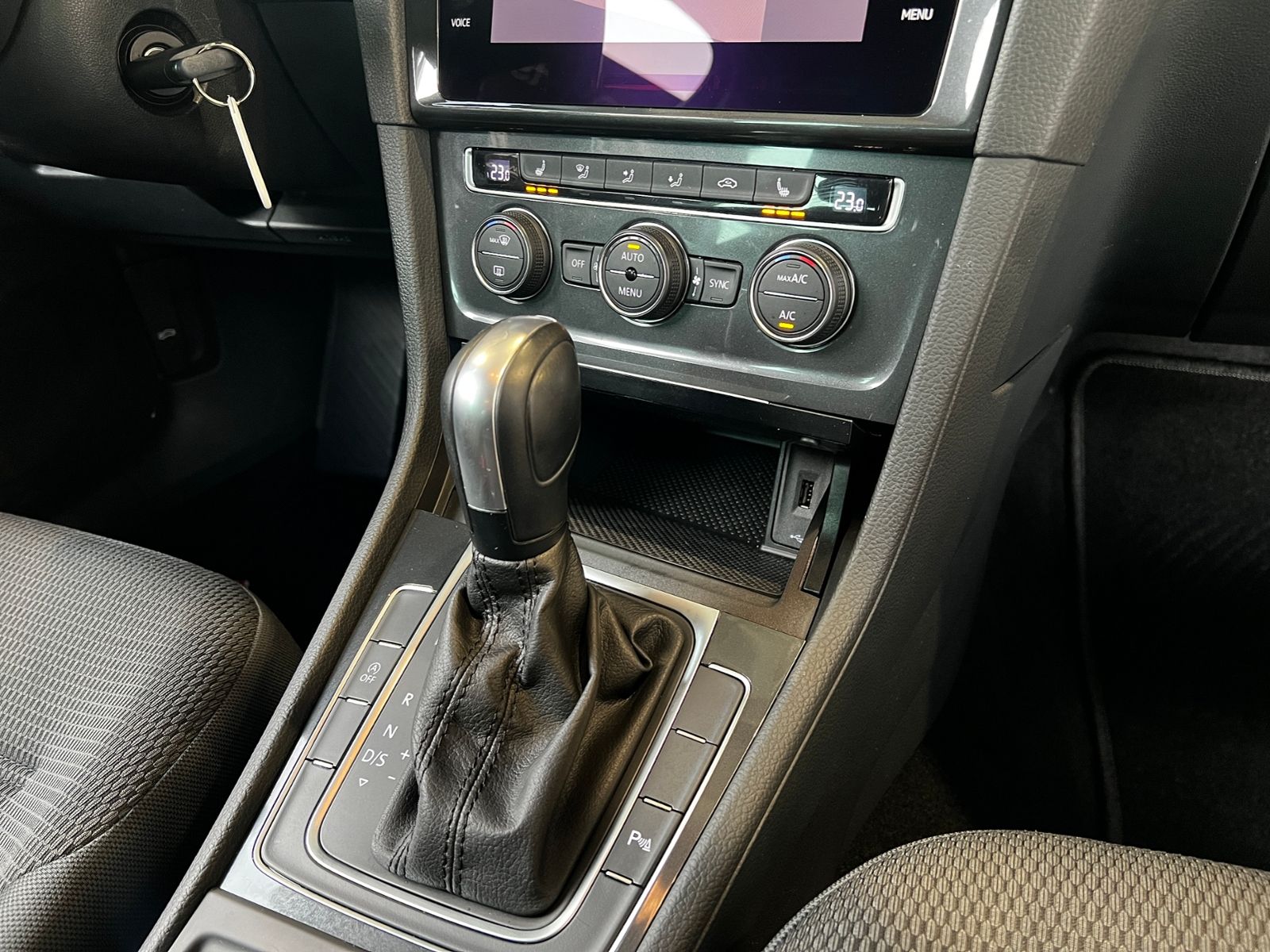 Fahrzeugabbildung Volkswagen Golf VII Lim. Comfortline BMT ACC  NAVI ALU