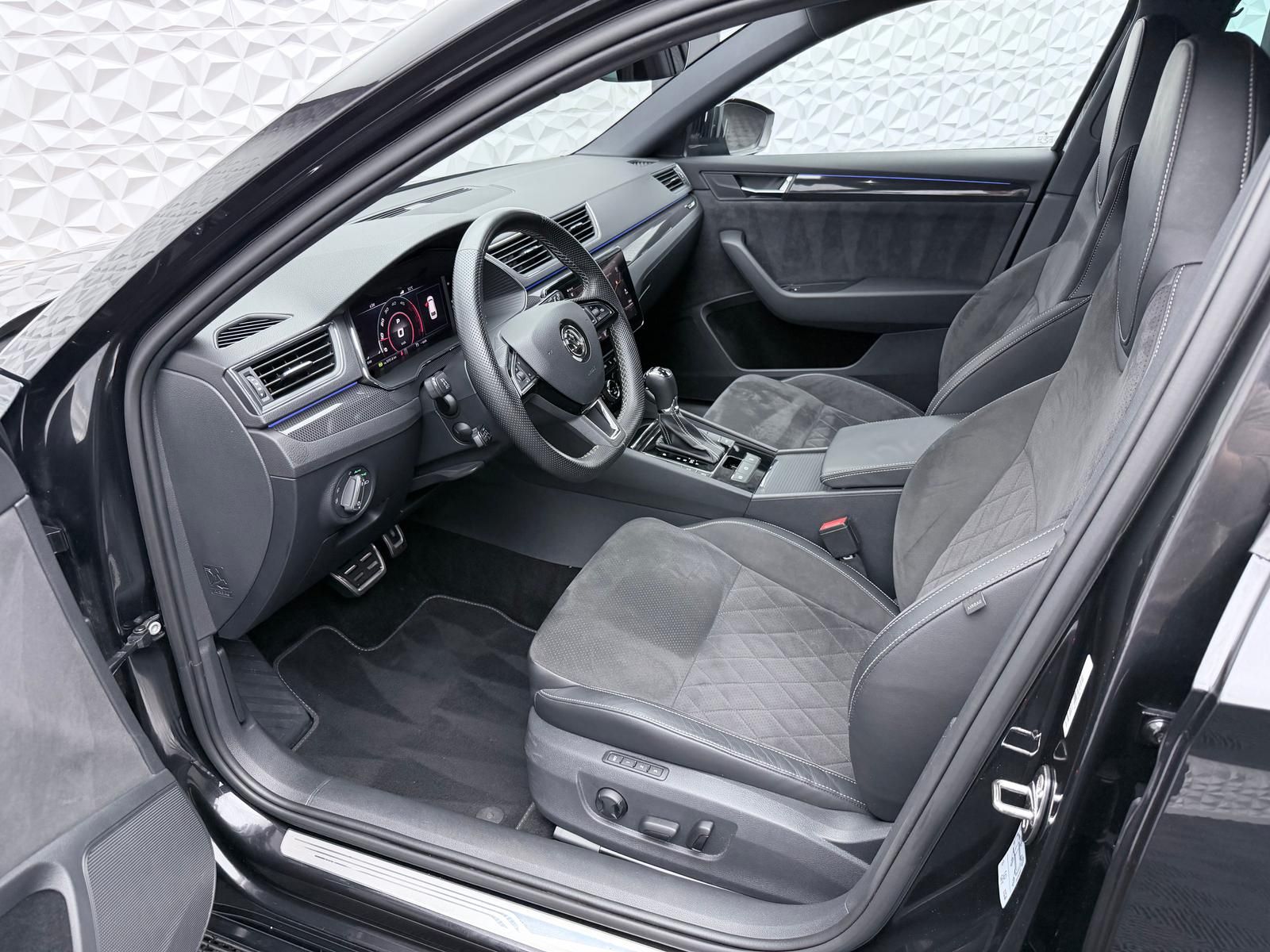 Fahrzeugabbildung SKODA SPORTLINE 2.0 TDI/VIRTUAL/R-CAM/LED/ACC/DCC/DAB+