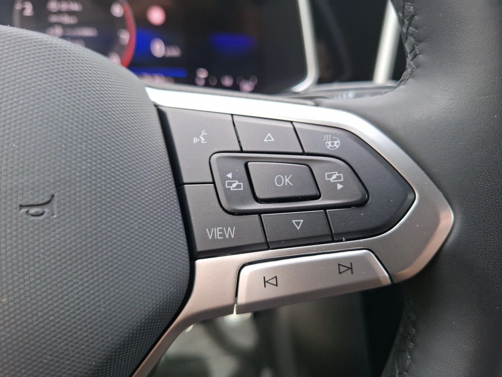 Fahrzeugabbildung Volkswagen T-Roc TSI R-Line DSG Matrix Navi AID ACC Park-As