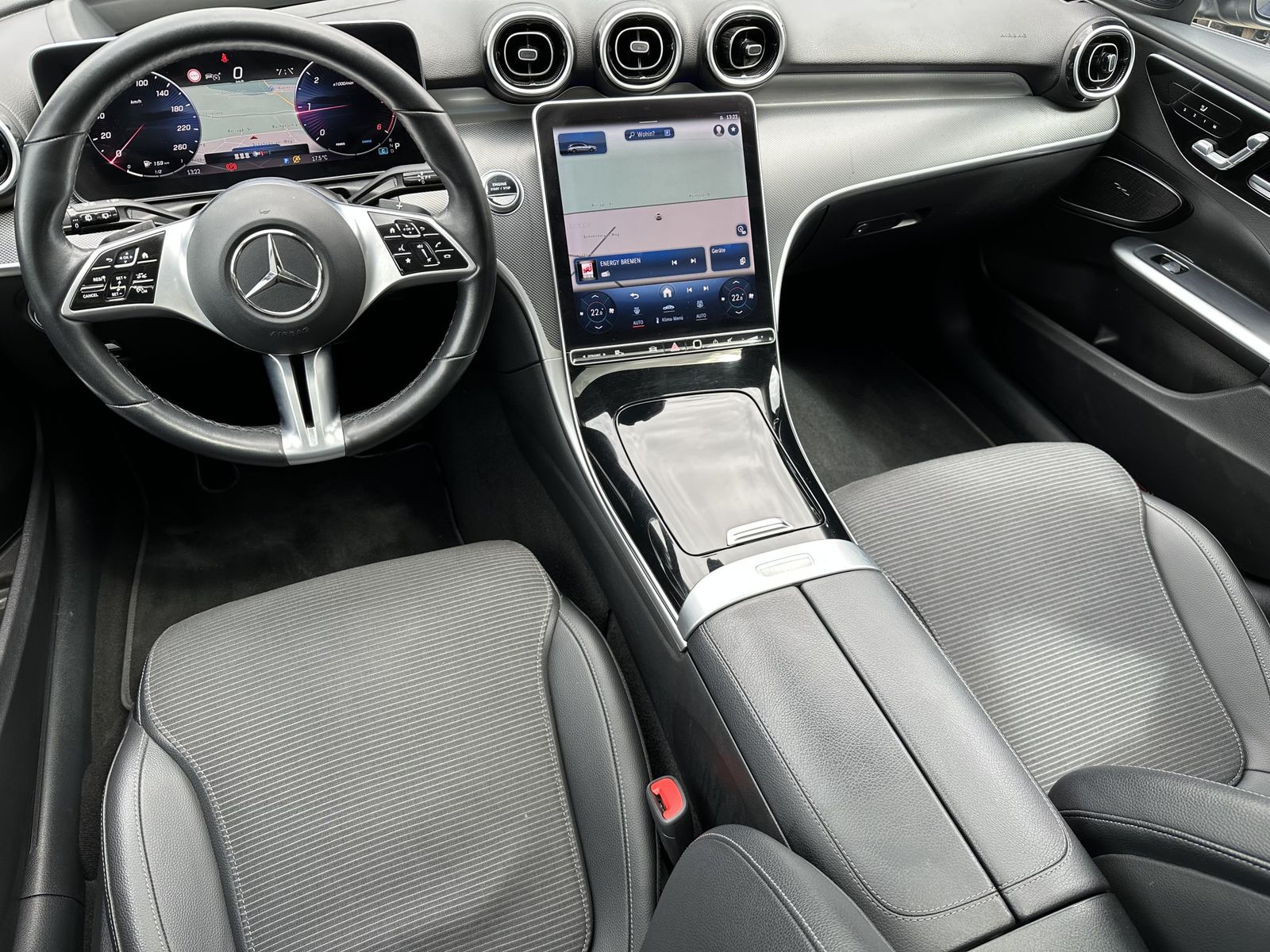 Fahrzeugabbildung Mercedes-Benz C 220d T 4Matic Avantgarde NAV+LED+ACC+PANORAMA