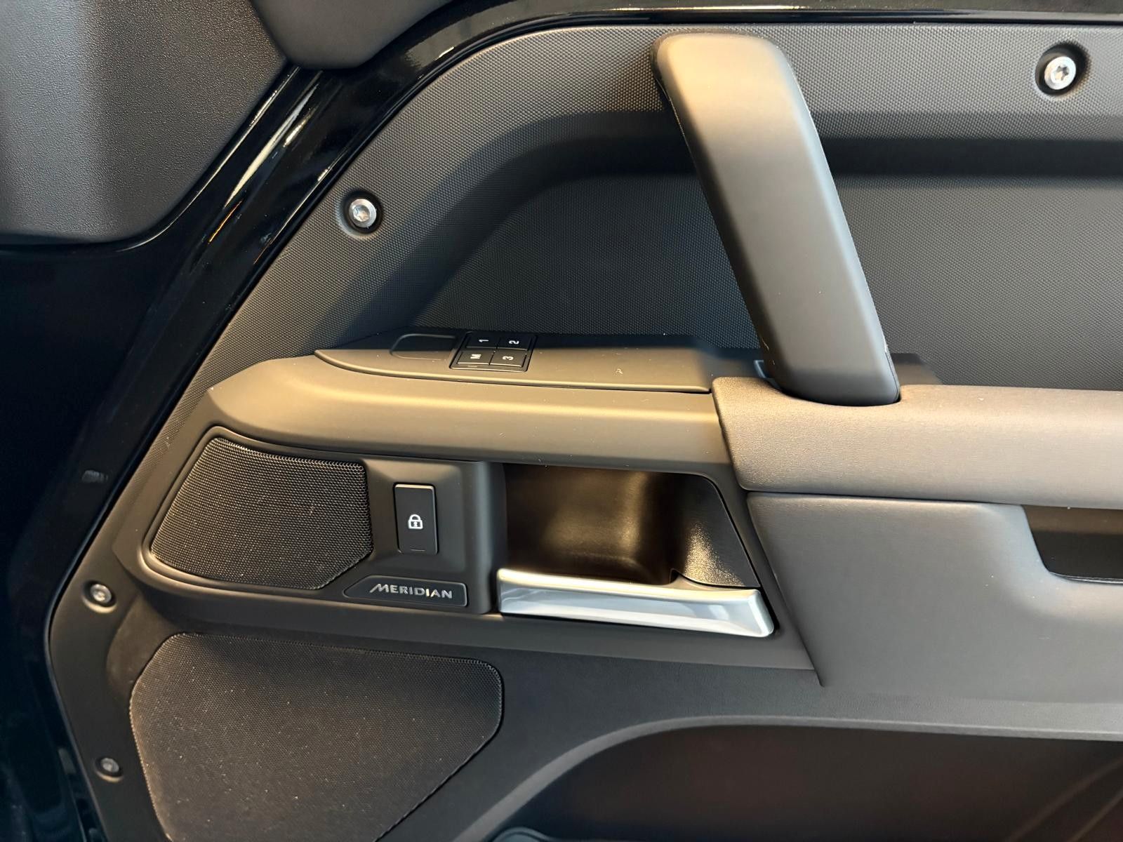 Fahrzeugabbildung Land Rover Defender 110 Hybrid X-Dynamic SE/P 300 E