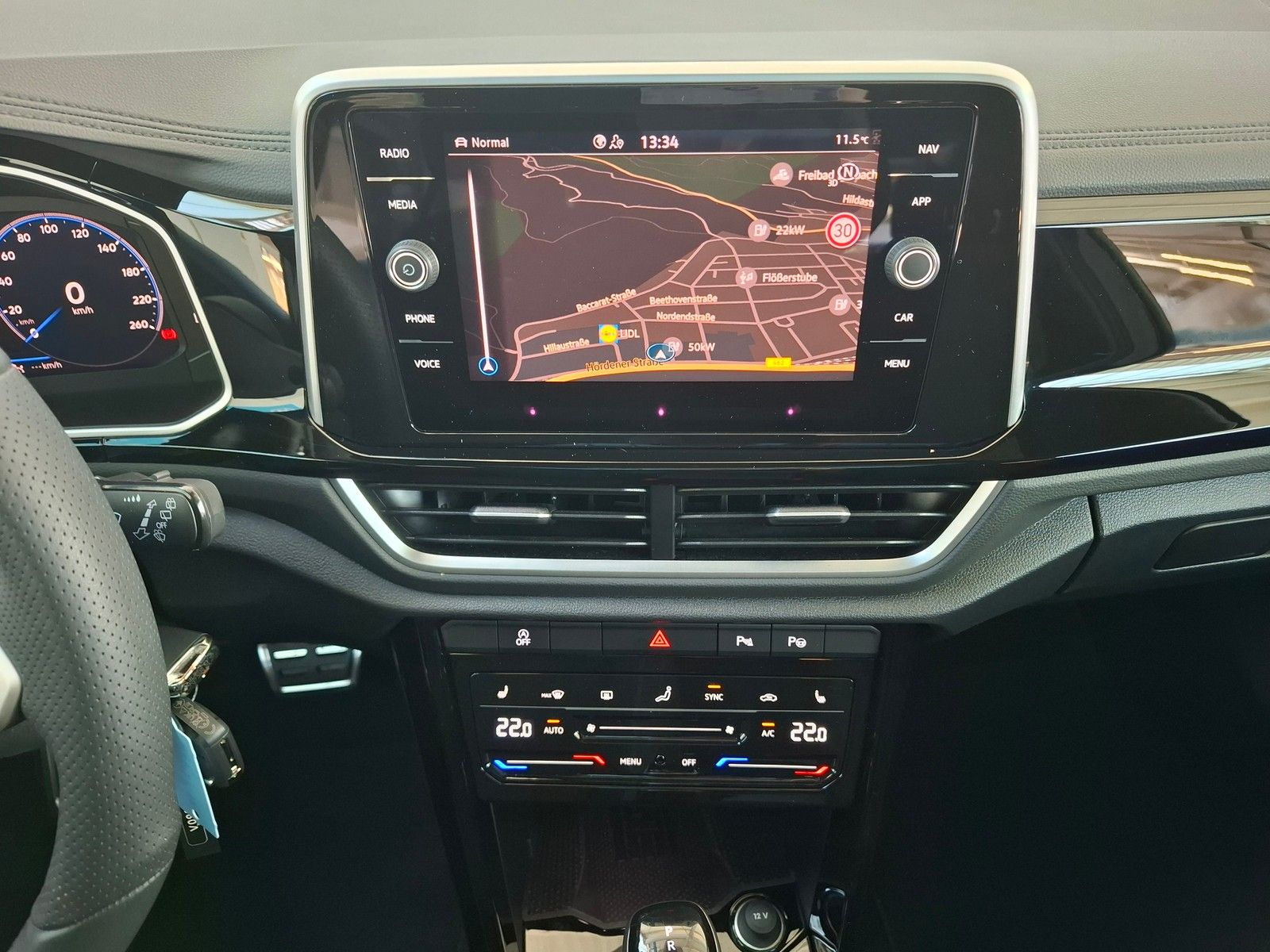 Fahrzeugabbildung Volkswagen T-Roc R-Line 2,0 TSI DSG 4Motion + Pano + Kamera