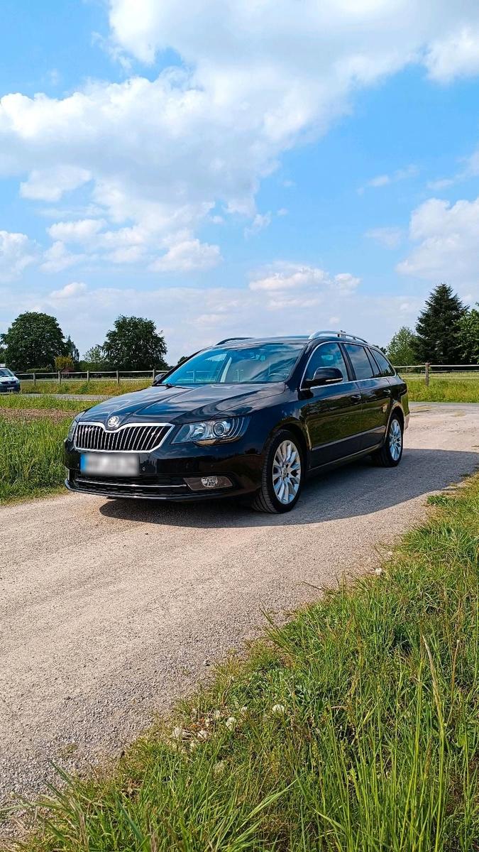 Skoda Superb 2013 — rear view