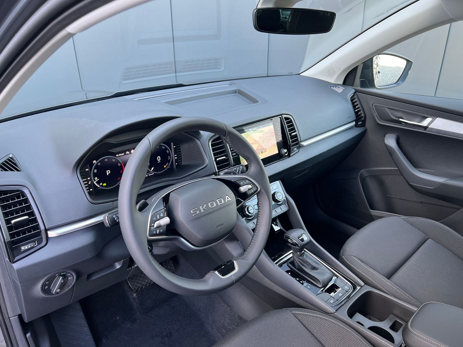 Fahrzeugabbildung SKODA Karoq Tour 1.5 TSI DSG *AHK, 17" LM-Felge, Navi,