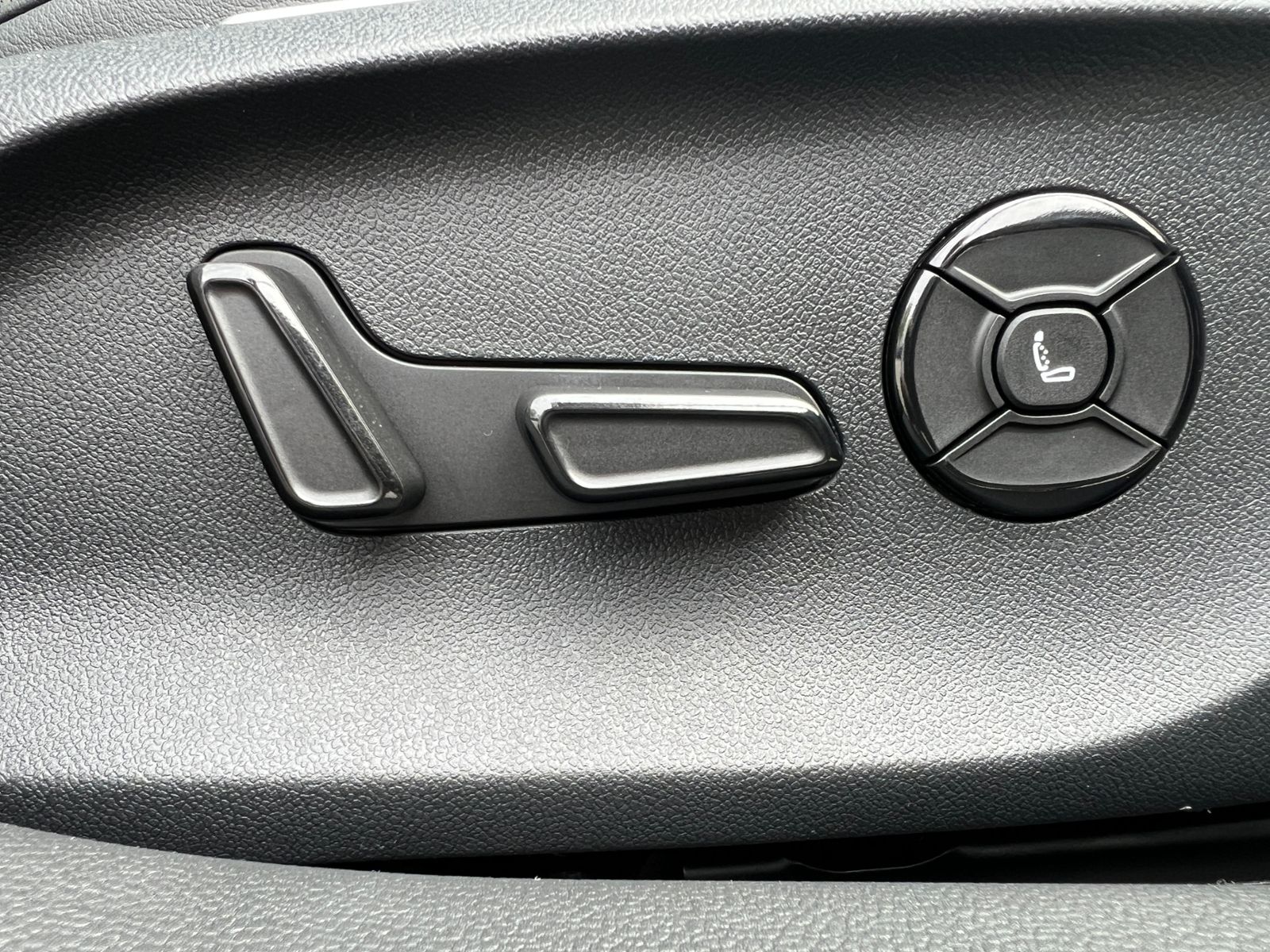Fahrzeugabbildung Volkswagen Passat Variant Elegance 1.5 eTSI DSG *AHK, ACC,