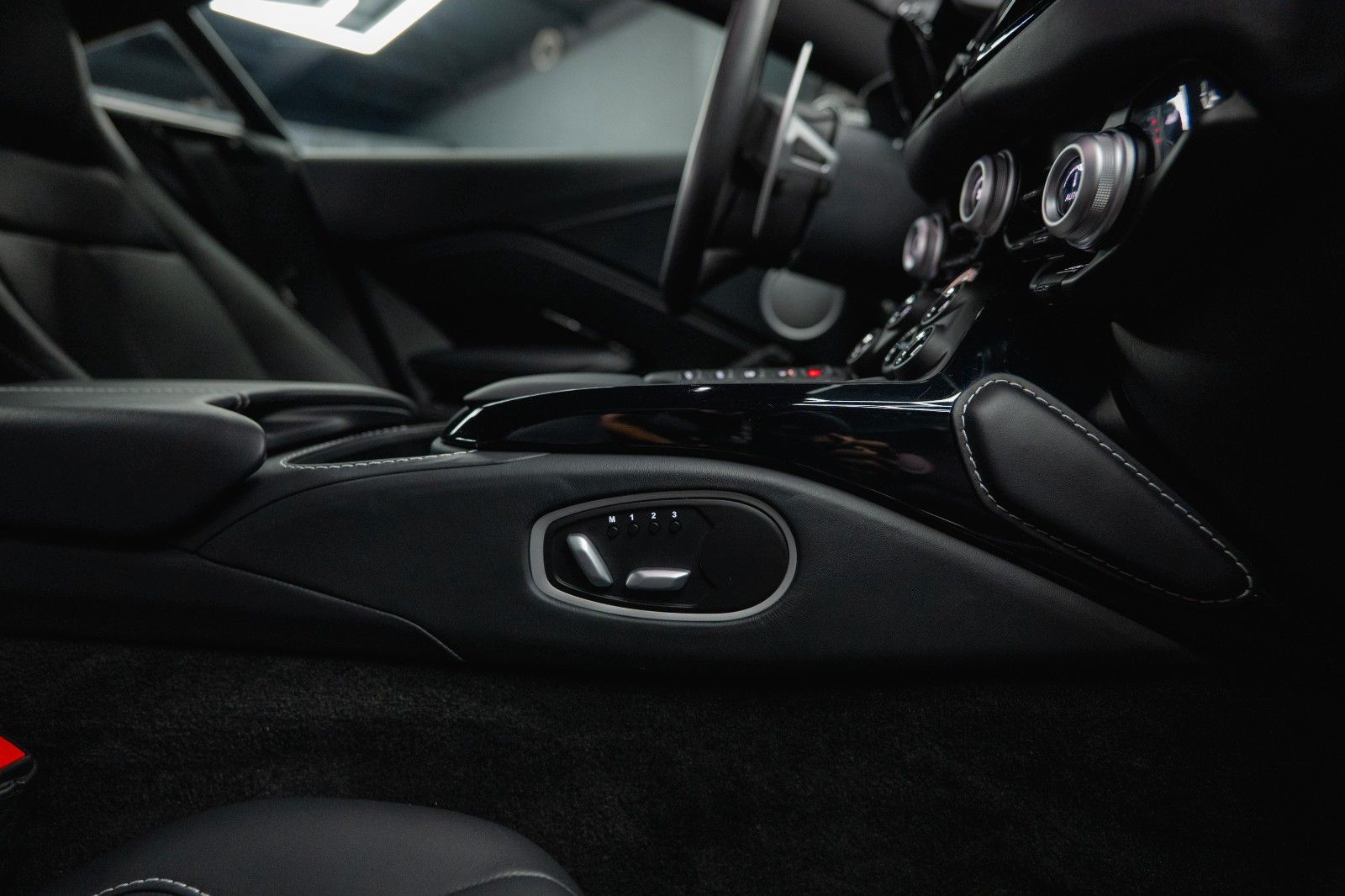 Fahrzeugabbildung Aston Martin V8 Vantage 4.0 V8 DB11 Coupe *1.Hand*360*Memory*