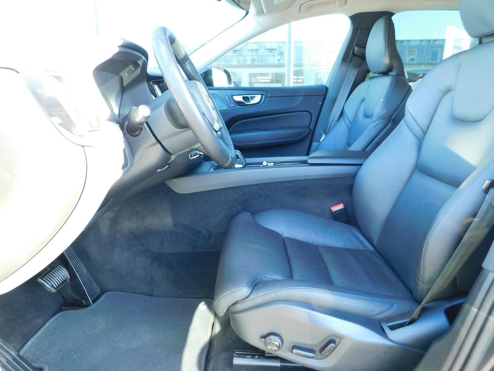 Fahrzeugabbildung Volvo XC60 B4 D AWD Plus Dark