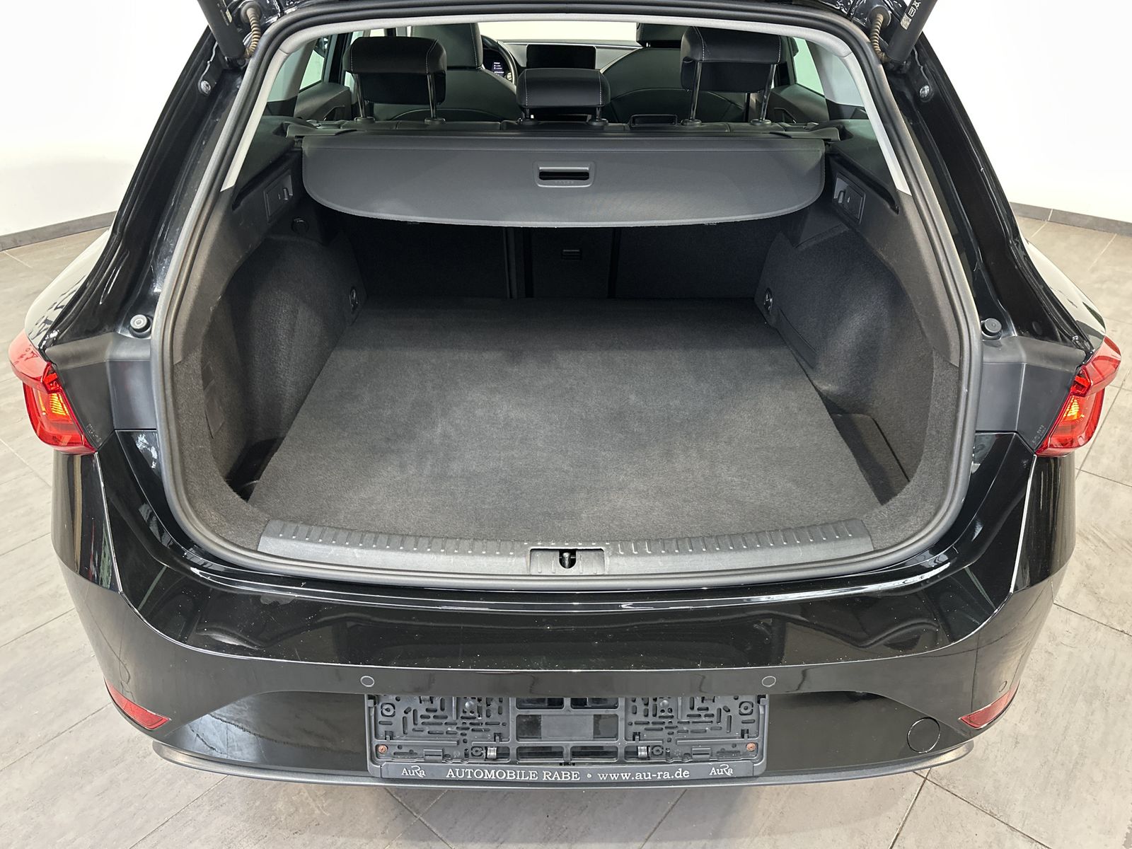 Fahrzeugabbildung SEAT Leon Xcellence e-Hybrid NAV+LED+PANORAMA+CARPLAY