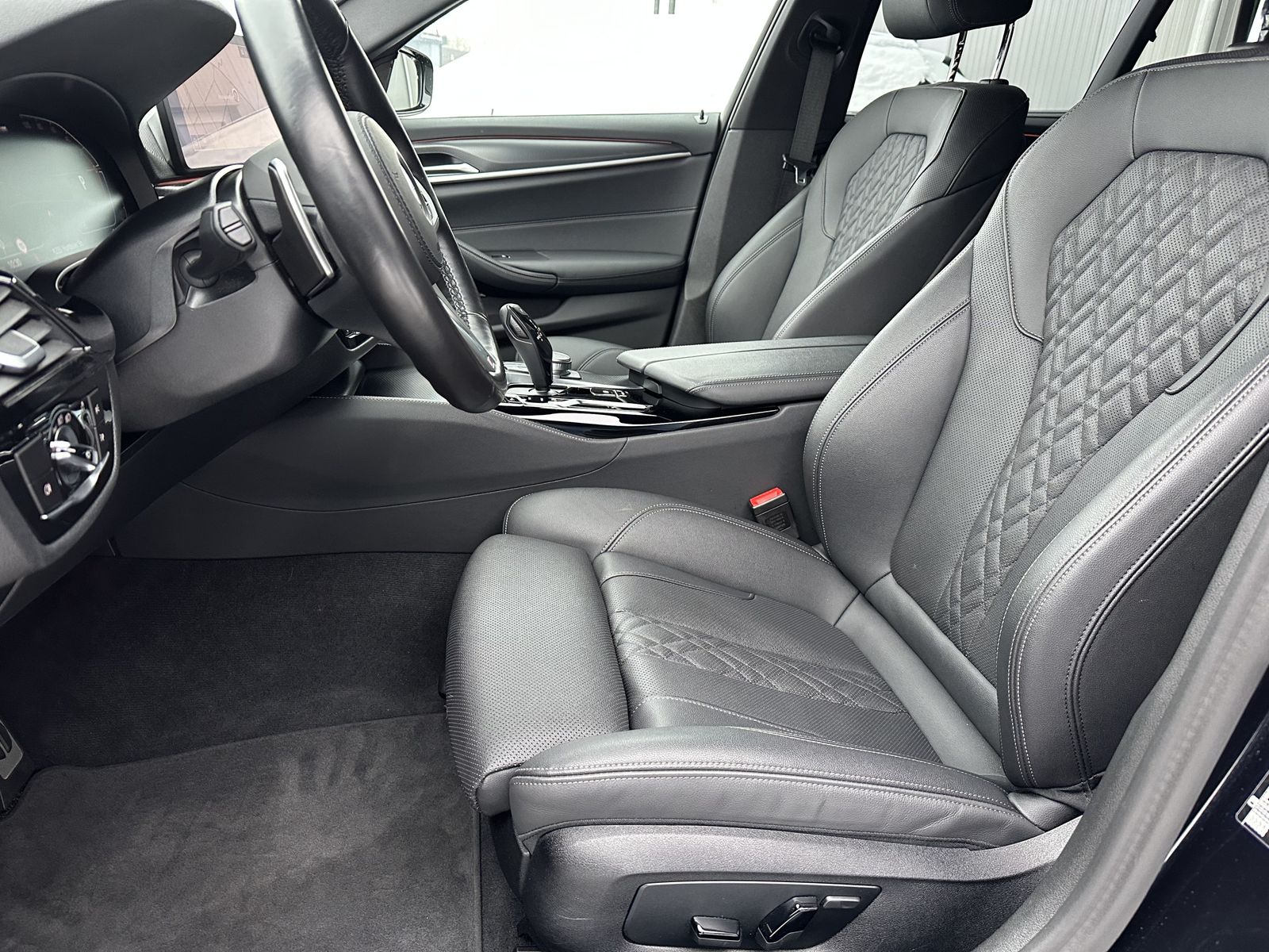 Fahrzeugabbildung BMW 530i Touring M-Sport NAV+LED+AHK+KAM+H&K+20ZO+VC