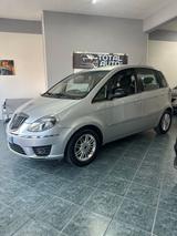 Lancia MUSA 1.3 Mjt 95 CV 5th Avenue - silberne Lancia MUSA