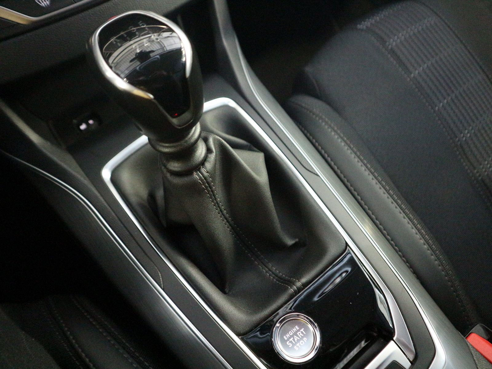 Fahrzeugabbildung Peugeot 308 SW Allure Pack ACC AHK Blis Nav Kam SHZ LED