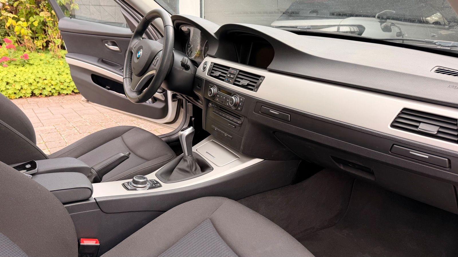 BMW 318 2011 — photo 14