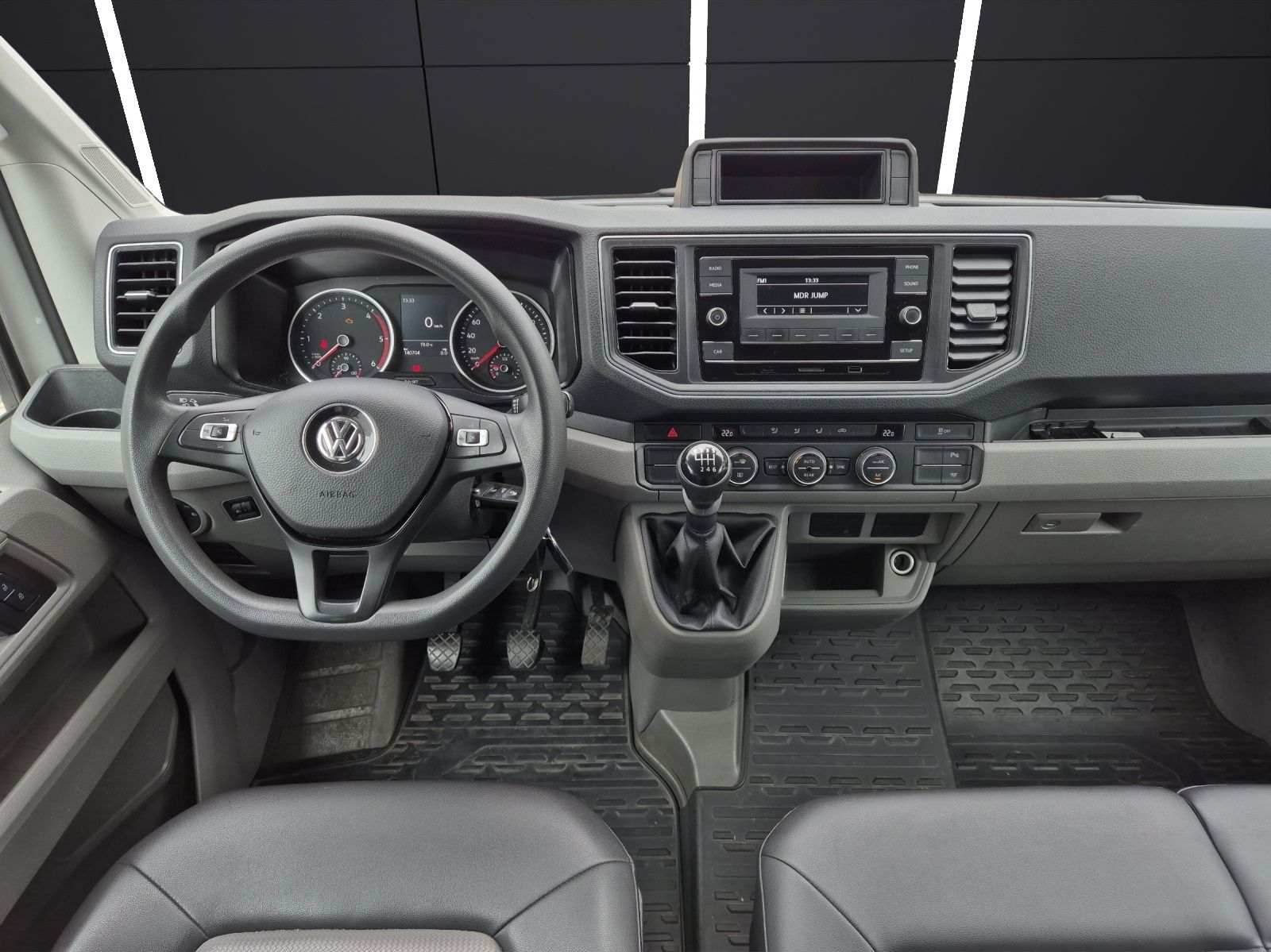 Fahrzeugabbildung Volkswagen Crafter 35 MR HD 4Mo 9-Si Rollstuhllift Trittstu
