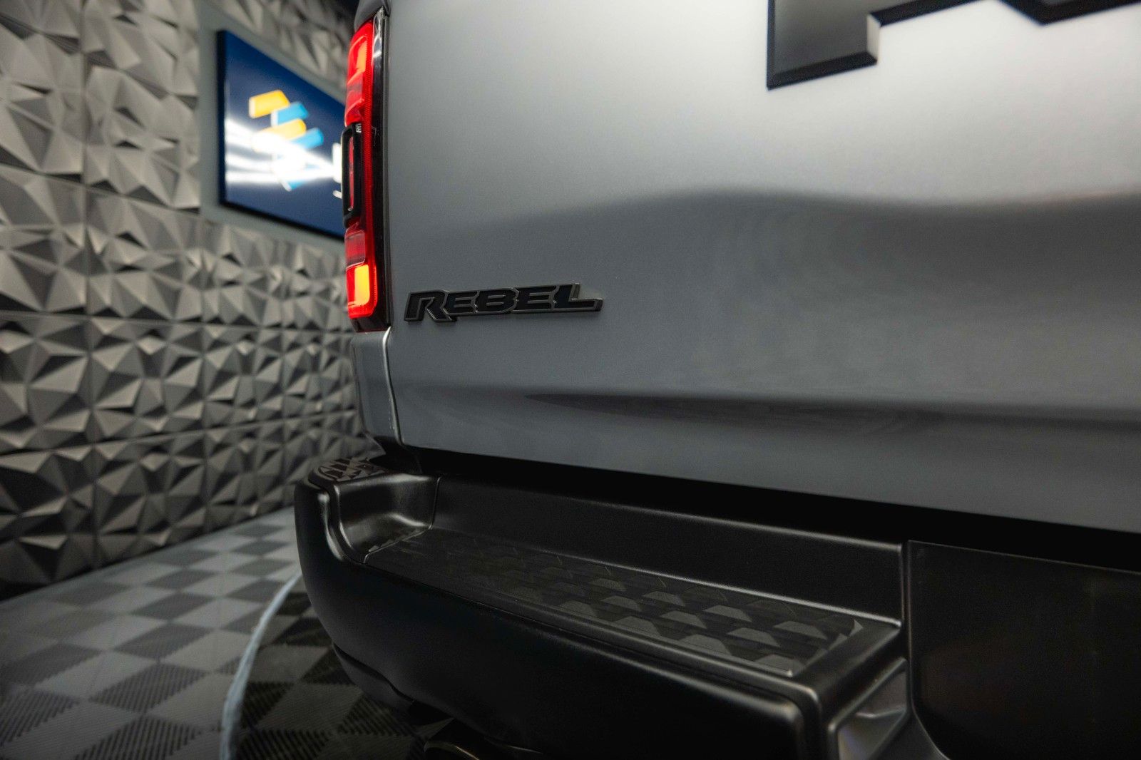 Fahrzeugabbildung Dodge RAM 5.7 V8 HEMI 4x4 REBEL OFFROAD AXLE LOCK 19%