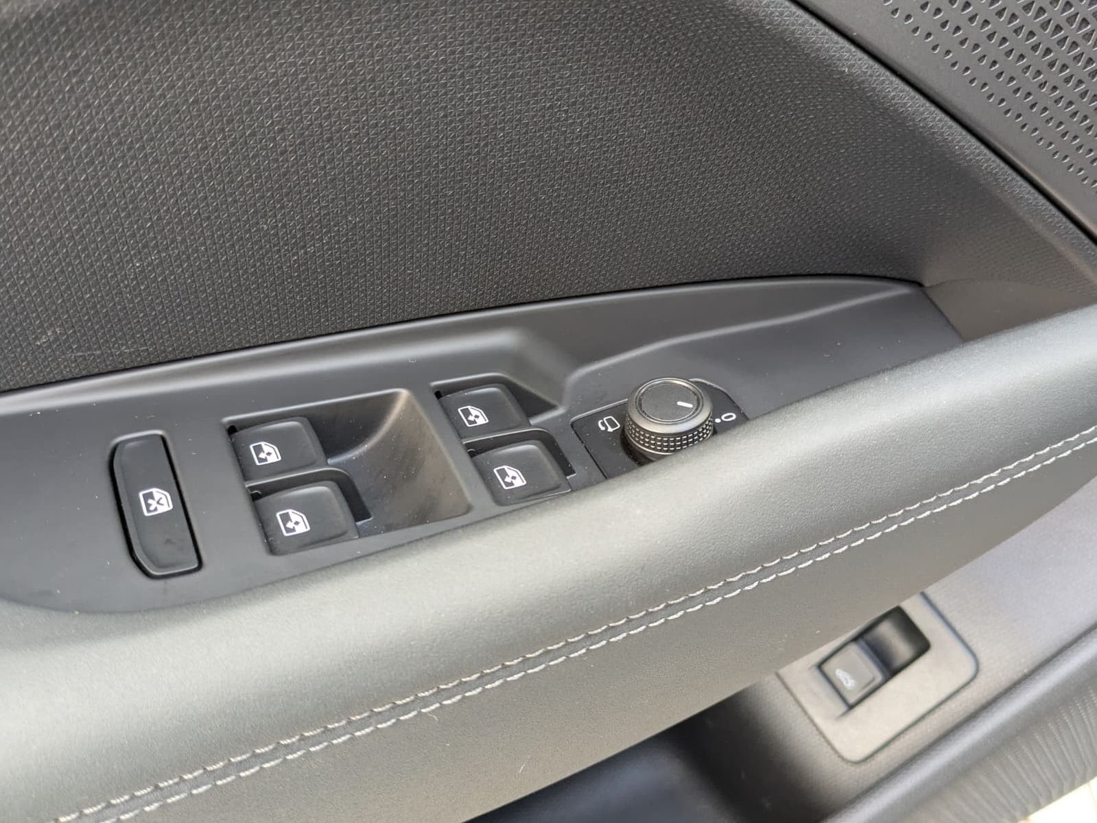 Fahrzeugabbildung CUPRA Terramar 1.5 eTSI 360°HUD*MATRIX*PANO*DCC*20"